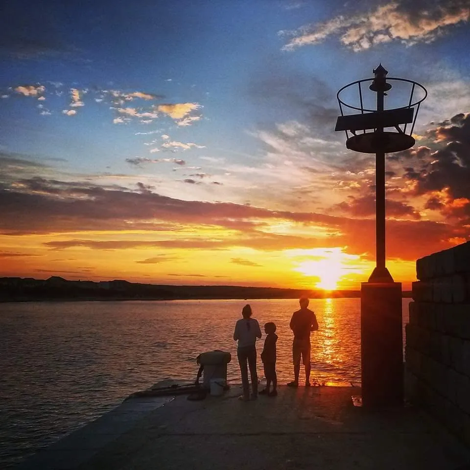 Obitelj na molu u Ražancu